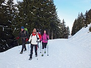 03 Attraversata la pista ci avviamo verso il Rif. Magnolini